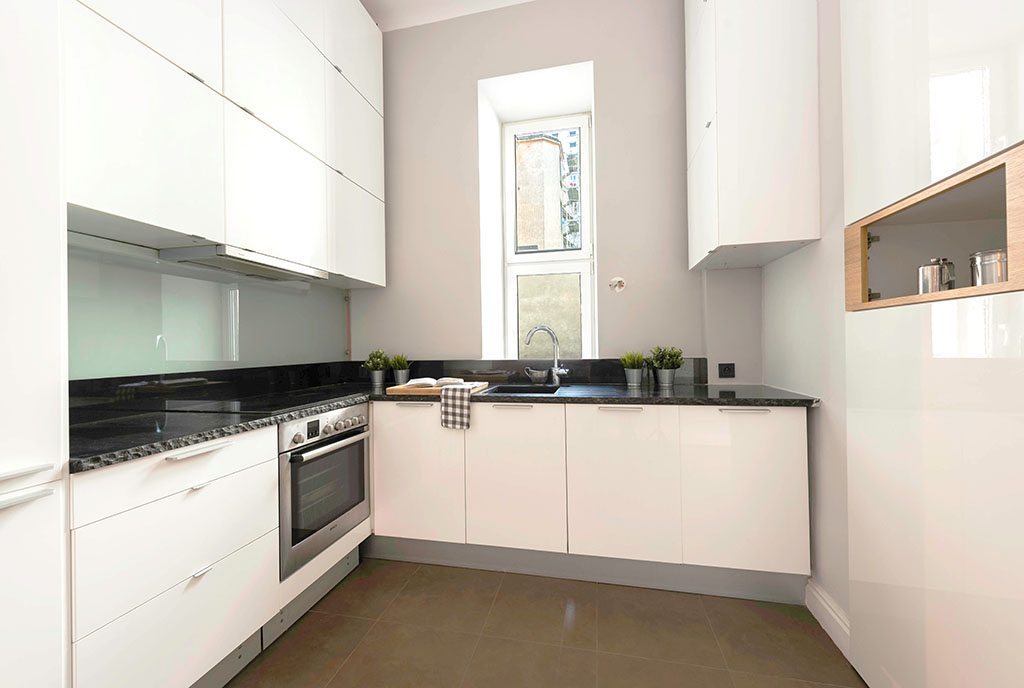 widok na komfortową kuchnię w luksusowym apartamencie na sprzedaż Warszawa