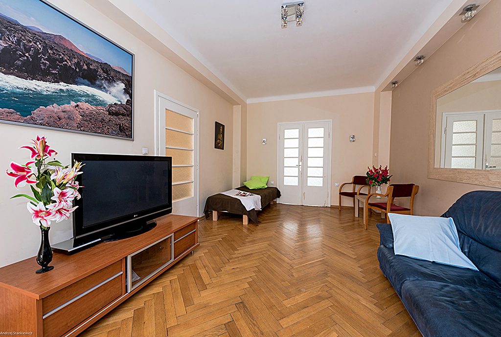 widok na salon w luksusowym apartamencie do sprzedaży Warszawa