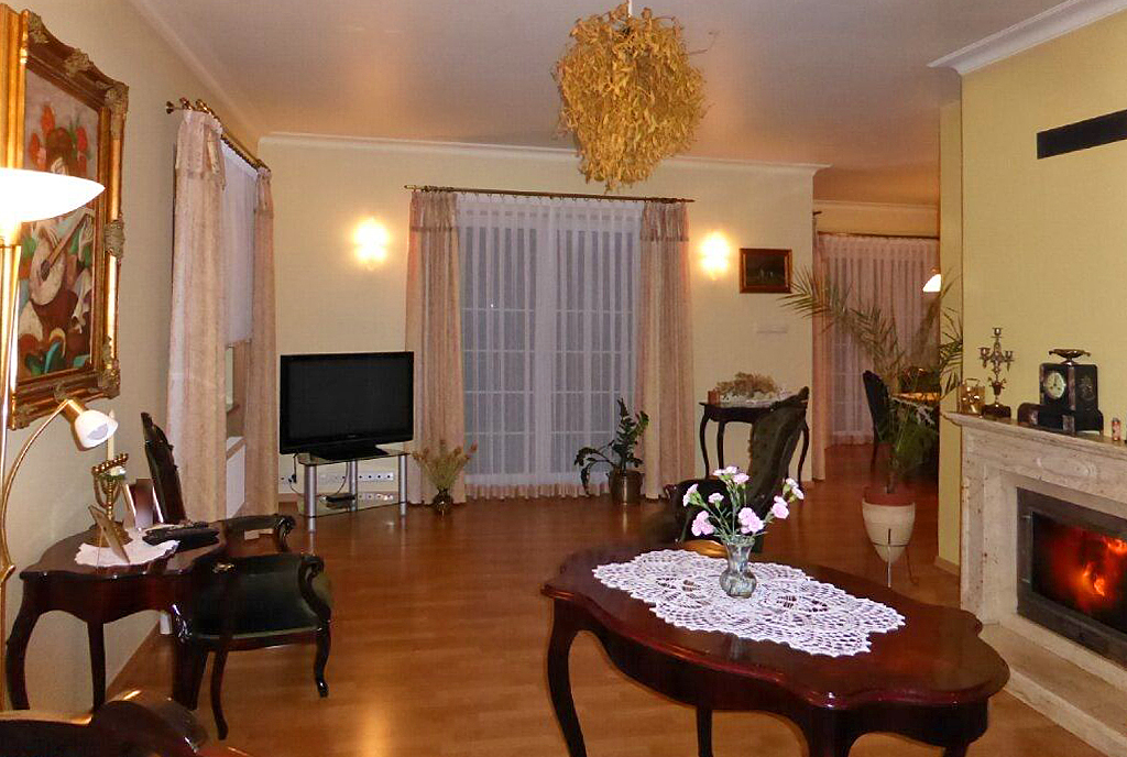 na zdjęciu salon z kominkiem w luksusowej willi do sprzedaży Kwidzyn