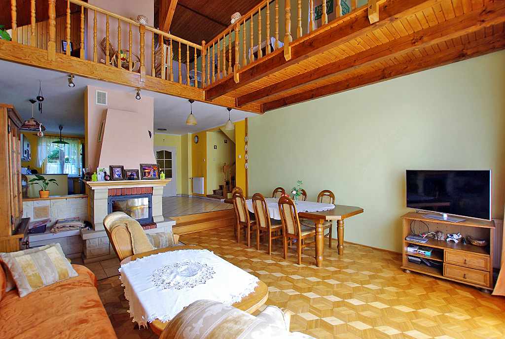 zaprojektowany w klasycznym stylu salon z kominkiem w ekskluzywnej willi do sprzedaży Legnica okolice