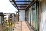 imponujący widok z tarasu na zieleń w luksusowym apartamencie na wynajem Kraków