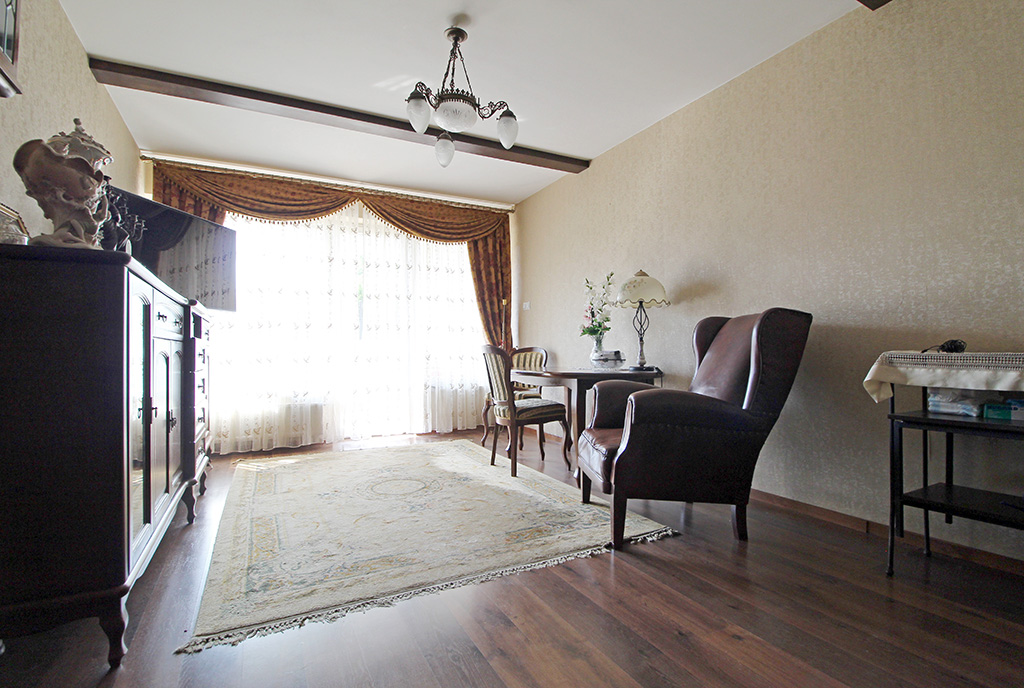 widok z innej perspektywy na salon w luksusowym apartamencie na sprzedaż Kraków