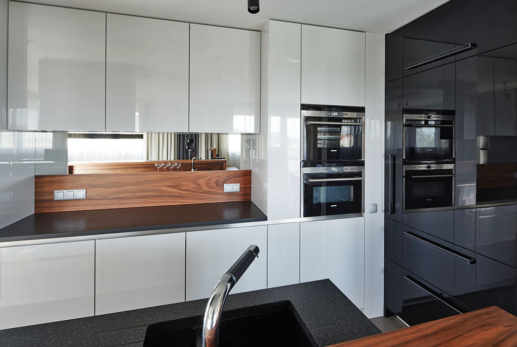 komfortowa kuchnia w zabudowie w luksusowym apartamencie do sprzedaży Kraków