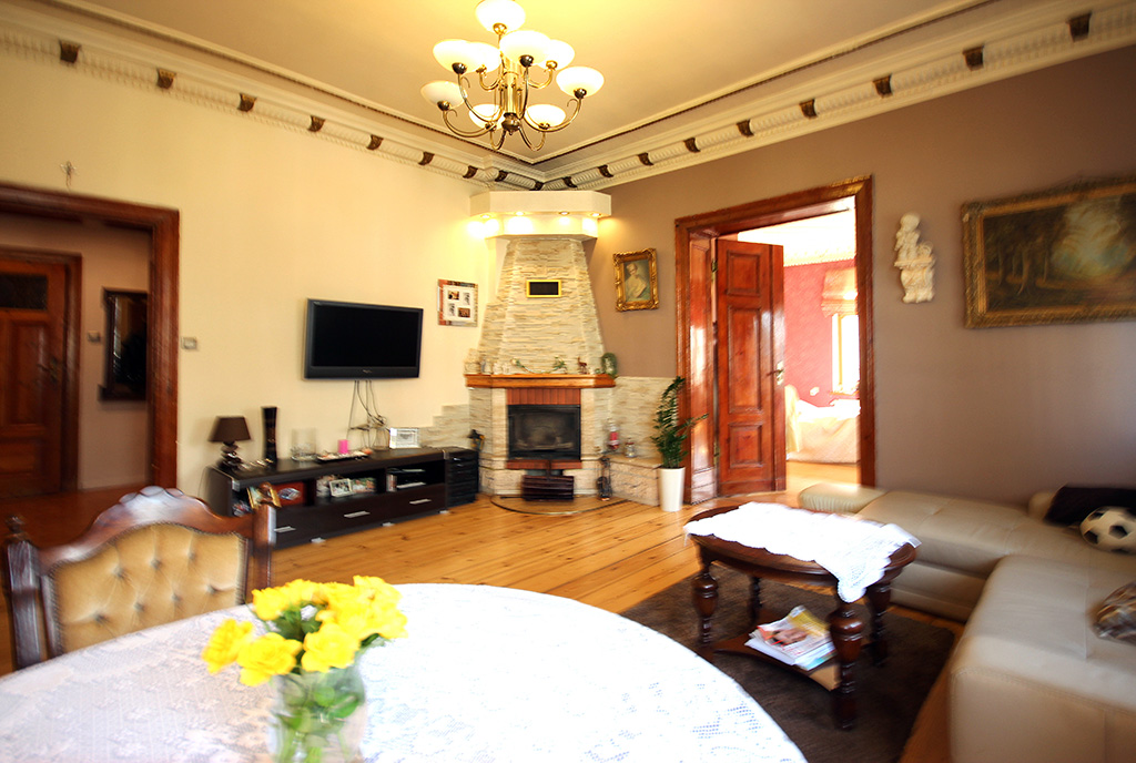 salon z kominkiem w ekskluzywnym apartamencie do sprzedaży Szczecin