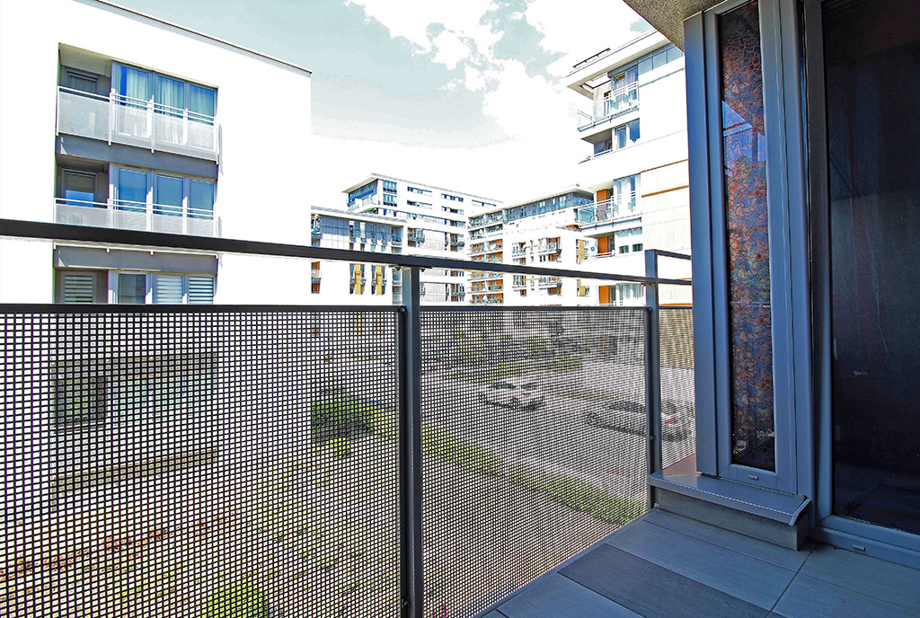 widok na taras i osiedle w luksusowym apartamencie na wynajem Kraków