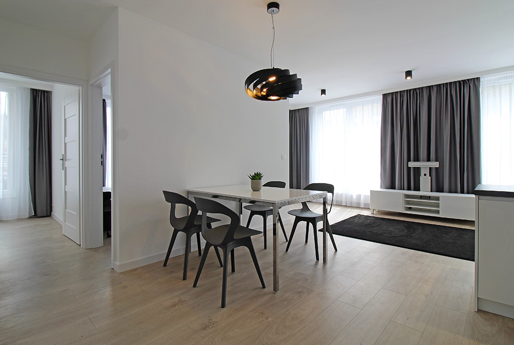 na pierwszym planie jadalnie w luksusowym apartamencie na wynajem Kraków