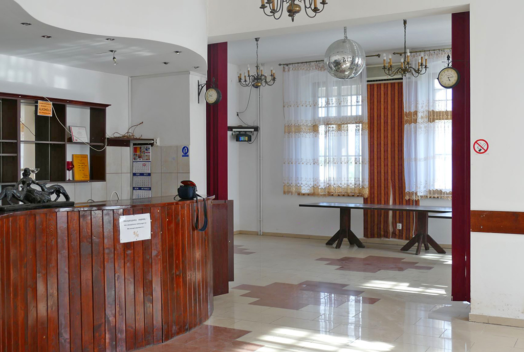 elegancka portiernia w ekskluzywnym pałacu na sprzedaż w województwie kujawsko-pomorskim