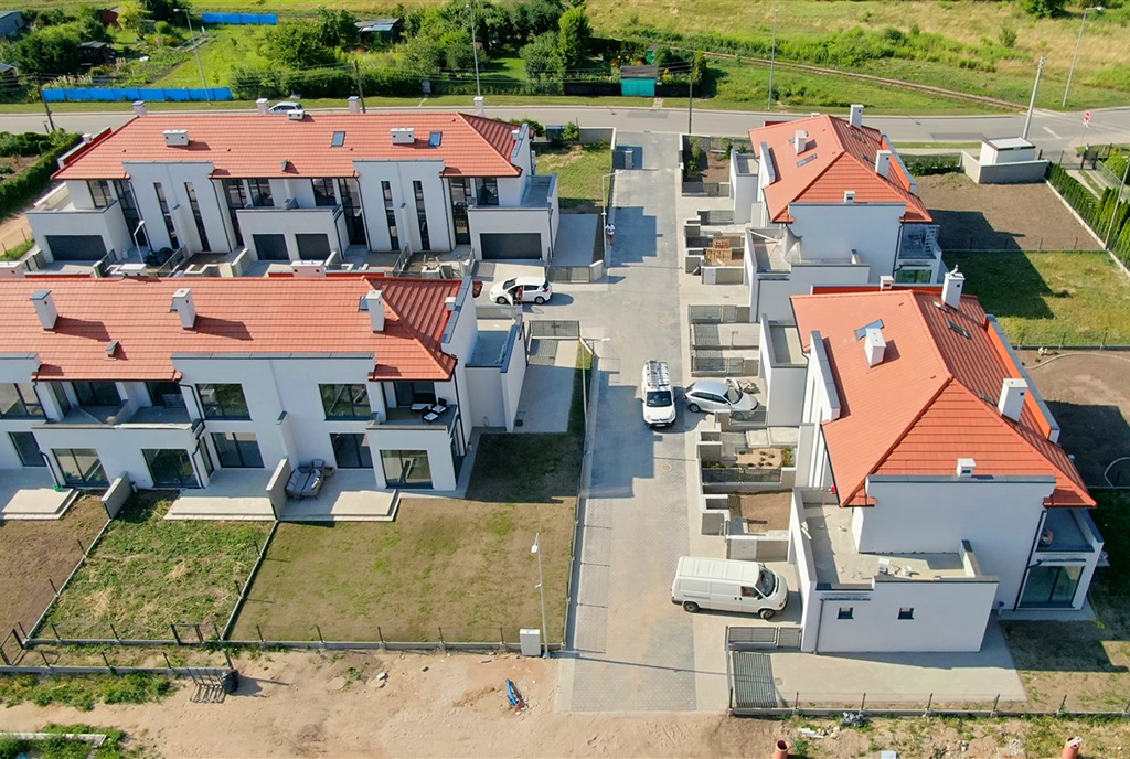 widok z lotu ptaka na prestiżowe osiedle, na którym znajduje się oferowana na sprzedaż luksusowa willa