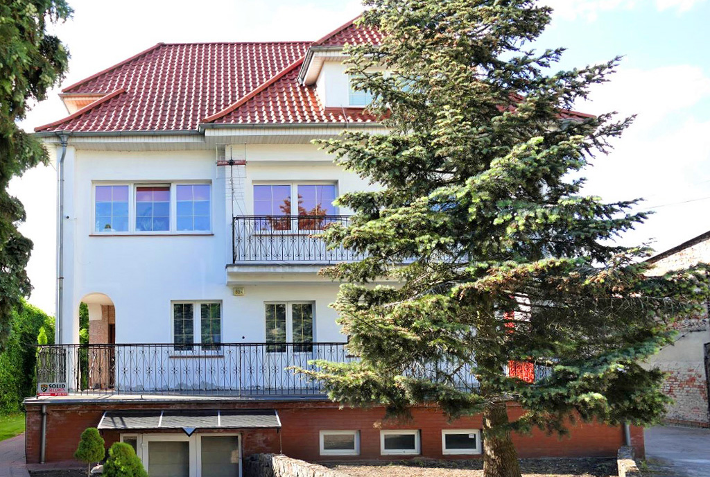 widok od strony ogrodu na luksusową willę do sprzedaży Szczecin