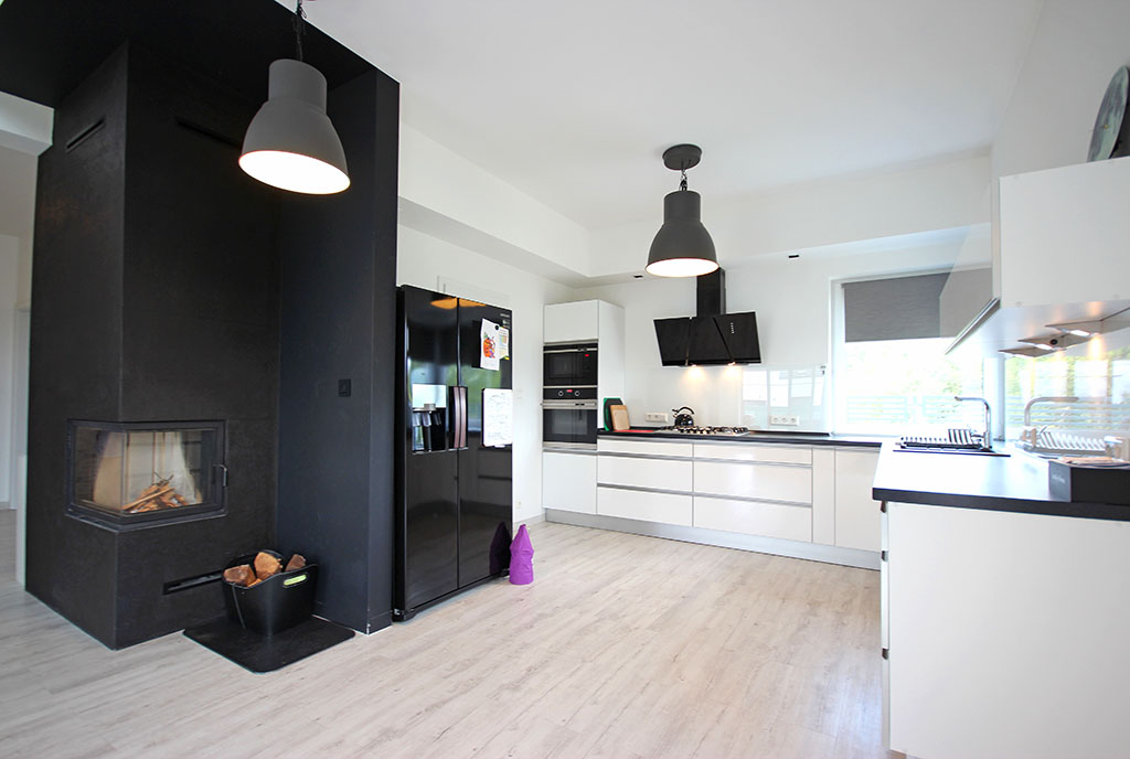 nowoczesna kuchnia w zabudowie w luksusowej willi do wynajmu Szczecin (okolice)