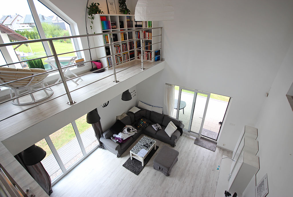 widok z góry na salon w ekskluzywnej willi na wynajem Szczecin (okolice)