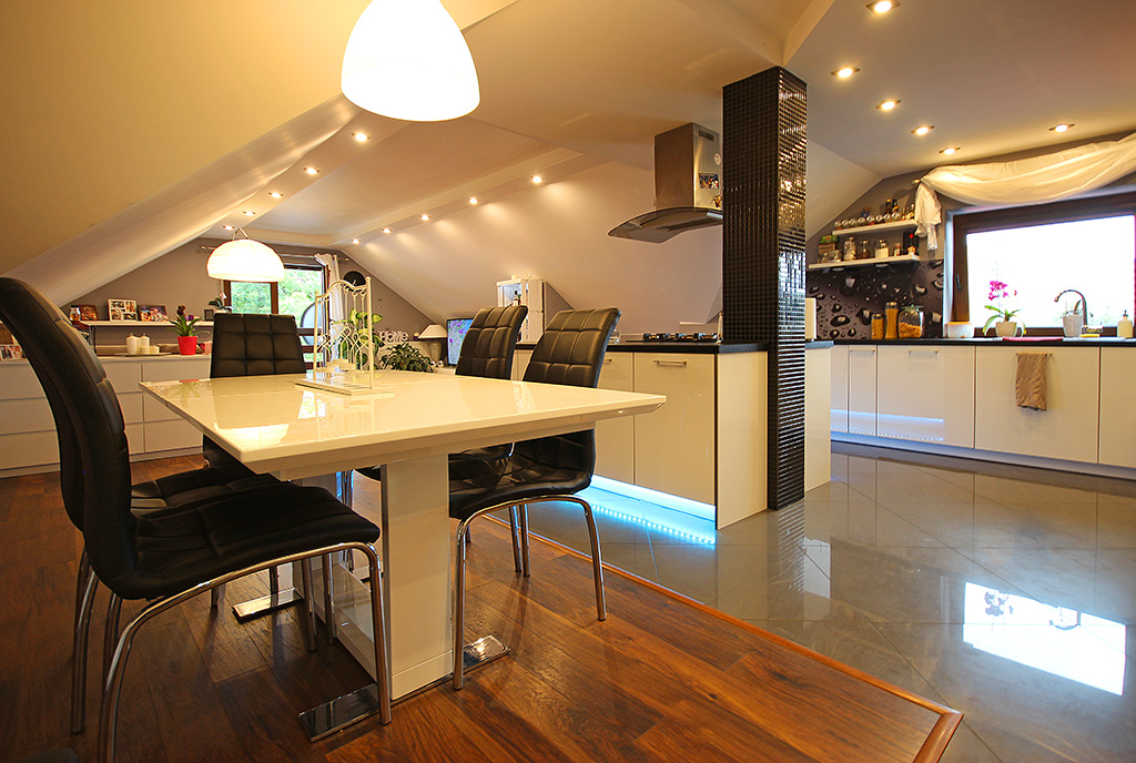 jadalnia oraz kuchnia w luksusowym apartamencie na sprzedaż Szczecin