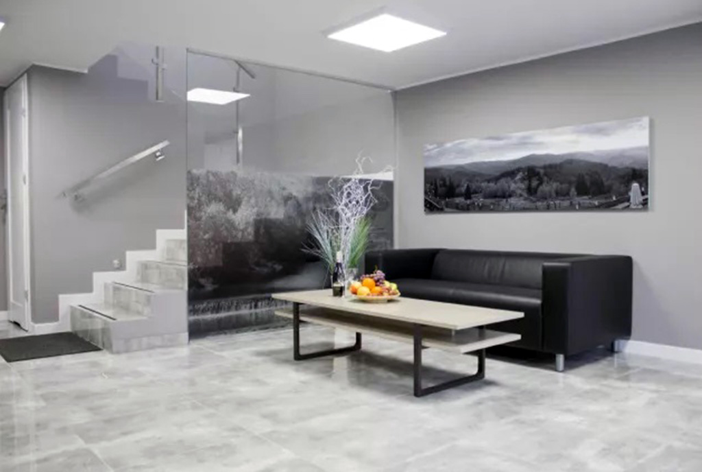 widok na komfortowy salon w ekskluzywnym apartamencie do wynajęcia Ustroń
