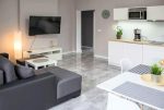 rzut z innej perspektywy na komfortowy salon w luksusowym apartamencie na wynajem Ustroń