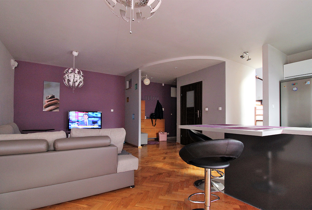 komfortowy salon w ekskluzywnym apartamencie do wynajęcia Kraków