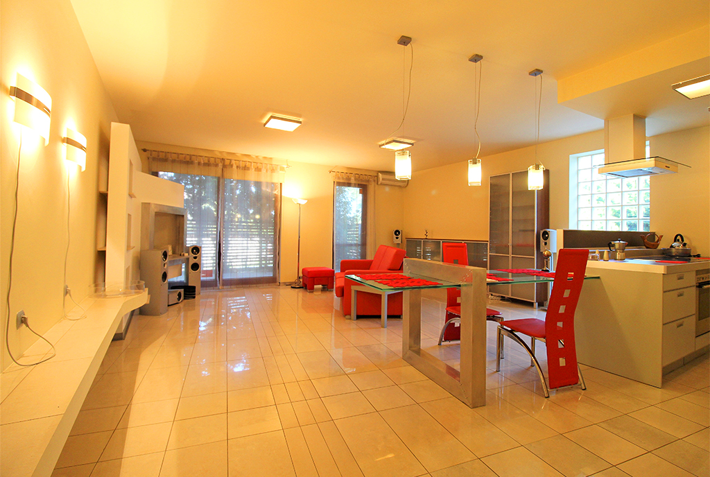 niezwykle przestronny salon w ekskluzywnym apartamencie do sprzedaży Kraków