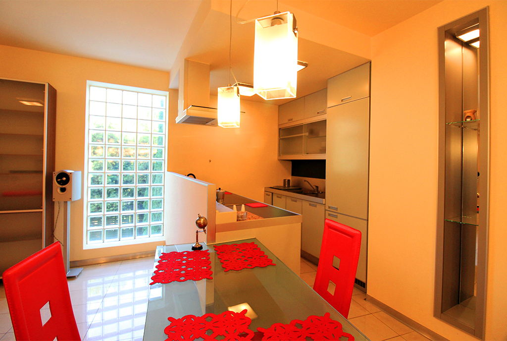 nowoczesna kuchnia w zabudowie w ekskluzywnym apartamencie do sprzedaży Kraków