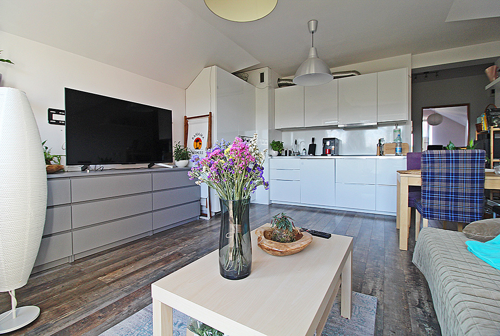 widok od strony salonu na aneks kuchenny w ekskluzywnym apartamencie do sprxzedaży Kraków