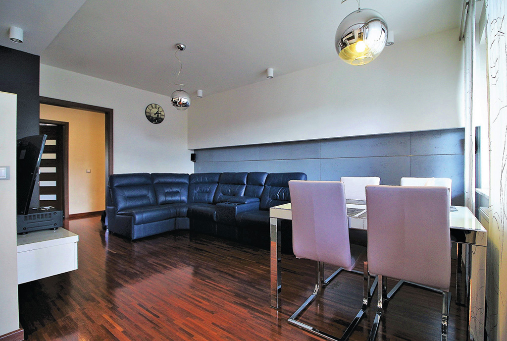 widok na jadalnię oraz salon w luksusowym apartamencie na sprzedaż Kraków