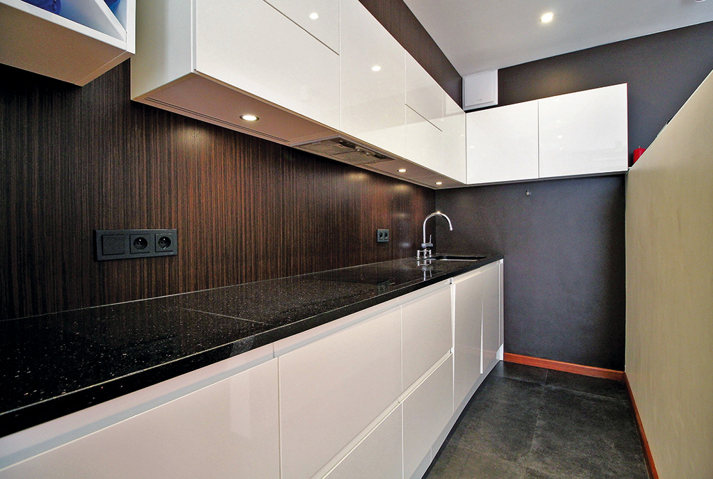 nowoczesna kuchnia w zabudowie w ekskluzywnym apartamencie do sprzedaży Kraków