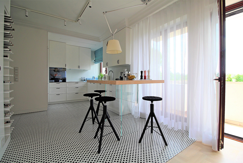 jadalnia i kuchnia w oddali wewnątrz luksusowego apartamentu do sprzedaży Kraków