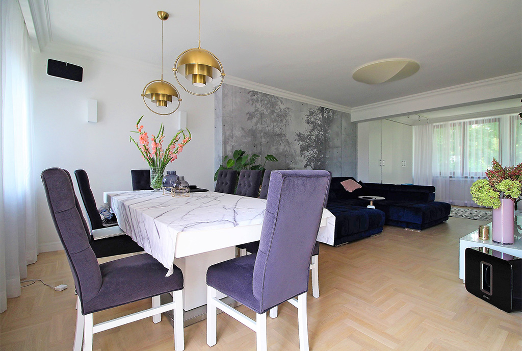 na pierwszym planie jadalnia, na drugim salon w ekskluzywnym apartamencie do sprzedaży Kraków