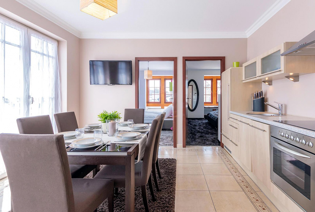 prestiżowe wnętrze salonu w ekskluzywnym apartamencie do sprzedaży nad morzem