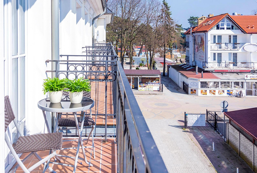 widok z balkonu ekskluzywnego apartamentu do sprzedaży nad morzem