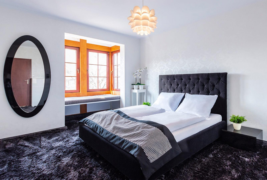 prywatna i elegancka sypialnia w luksusowym apartamencie na sprzedaż nad morzem