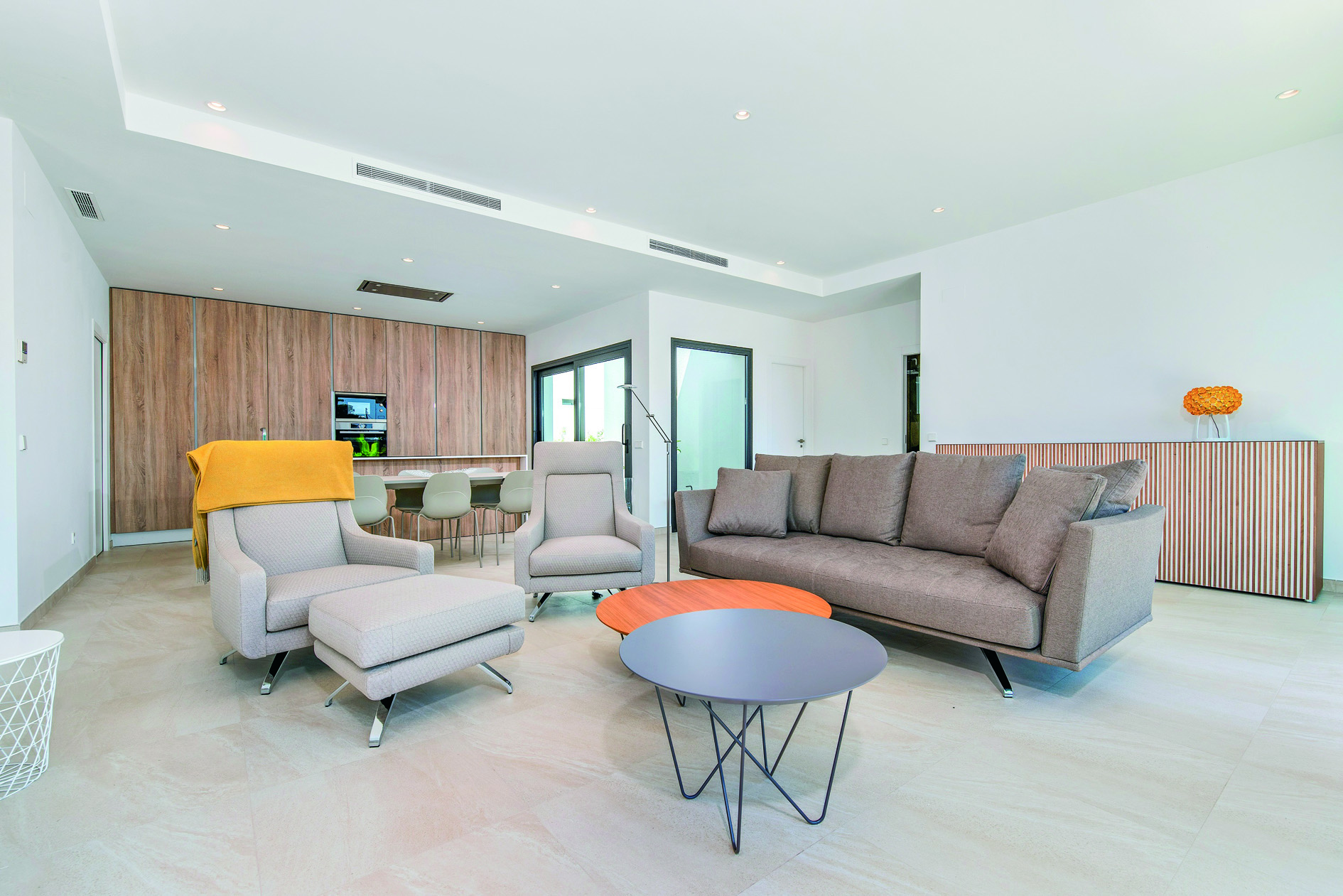 przestronny salon w ekskluzywnej rezydencji do sprzedaży Pilar De La Horadad (Hiszpania)