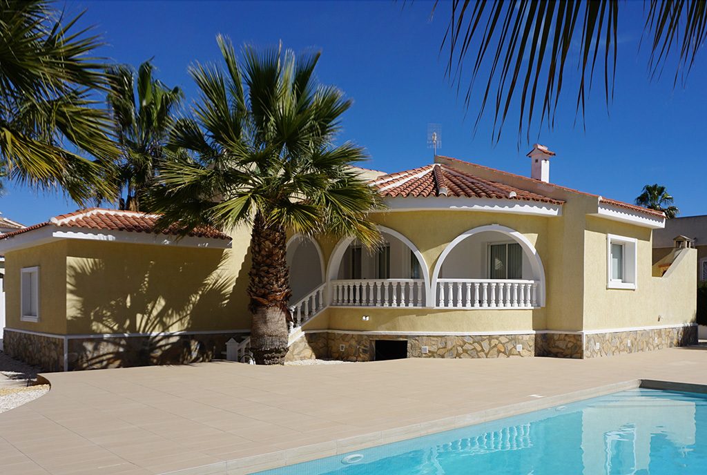 na zdjęciu basen przy ekskluzywnej willi do sprzedaży Hiszpania (Ciudad Quesad)