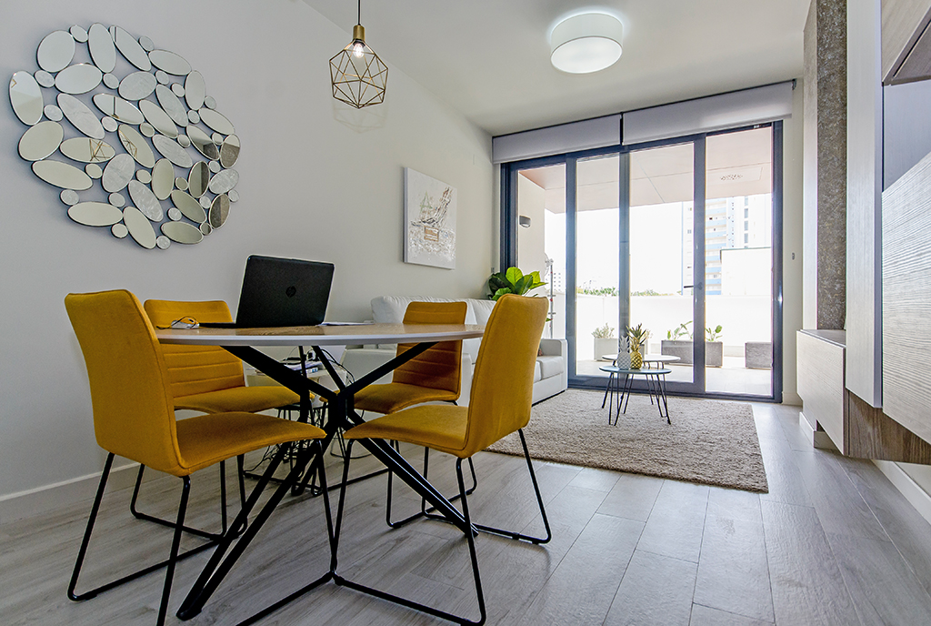 na pierwszym planie jadalnia, w oddali salon w ekskluzywnym apartamencie do sprzedaży Guardamar De Segur (Hiszpania)
