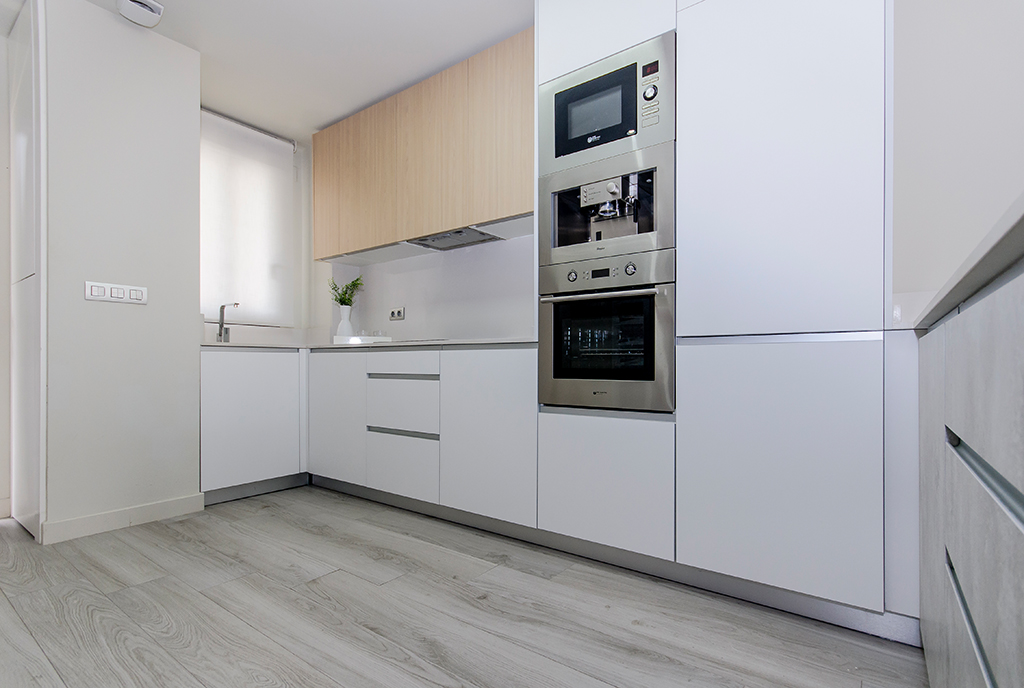 nowoczesna kuchnia w zabudowie w luksusowym apartamencie na sprzedaż Guardamar De Segur (Hiszpania)
