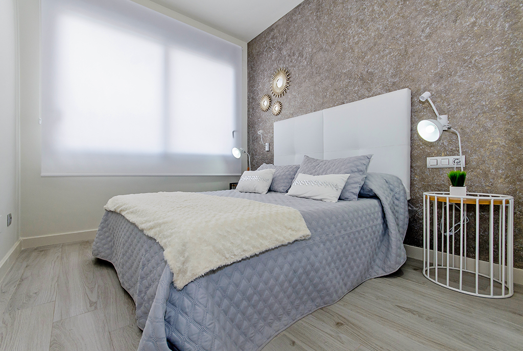 widok na elegancką sypialnię w luksusowym apartamencie do sprzedaży Guardamar De Segur (Hiszpania)