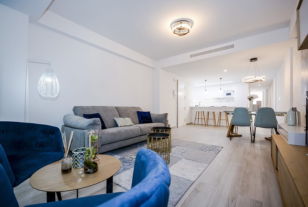 widok na prestiżowy salon w ekskluzywnym apartamencie do sprzedaży Hiszpania (Orihuel)