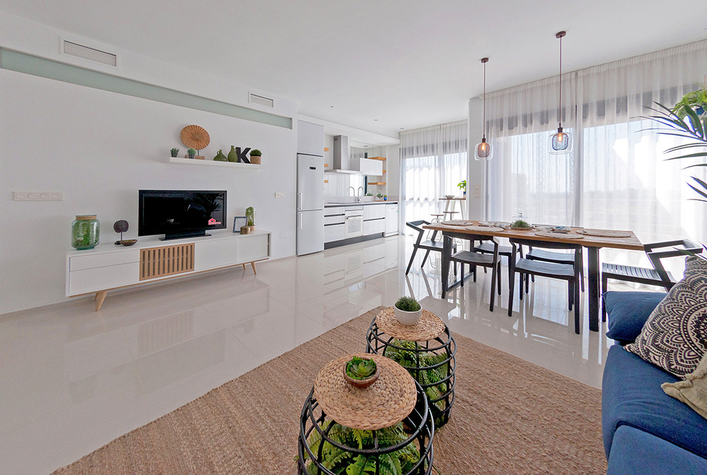 przestronne, elitarne wnętrze salonu luksusowym apartamentu na sprzedaż La Zeni (Hiszpania)