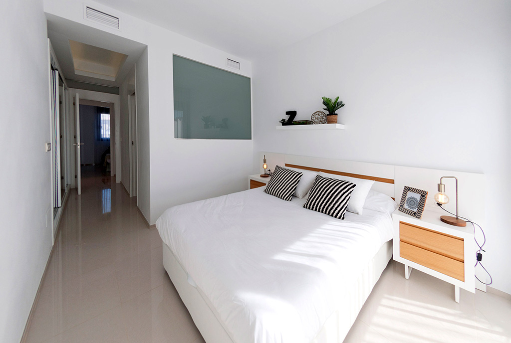 komfortowa sypialnia w luksusowym apartamencie do sprzedaży La Zeni (Hiszpania)