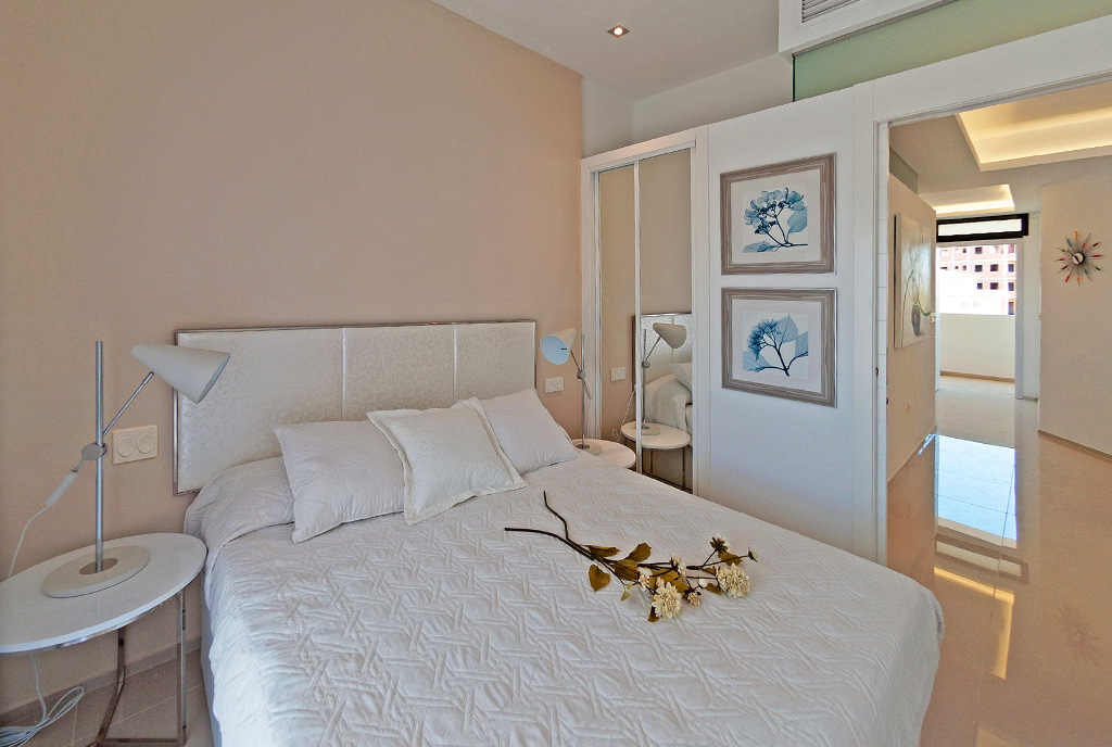zaciszna sypialnia w luksusowym apartamencie na sprzedaż La Zeni (Hiszpania)