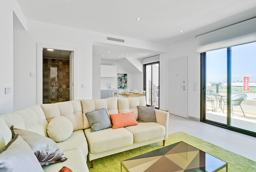 słoneczny salon i taras przy ekskluzywnym apartamencie do sprzedaży Pilar De La Horadad, Alicante (Hiszpania)