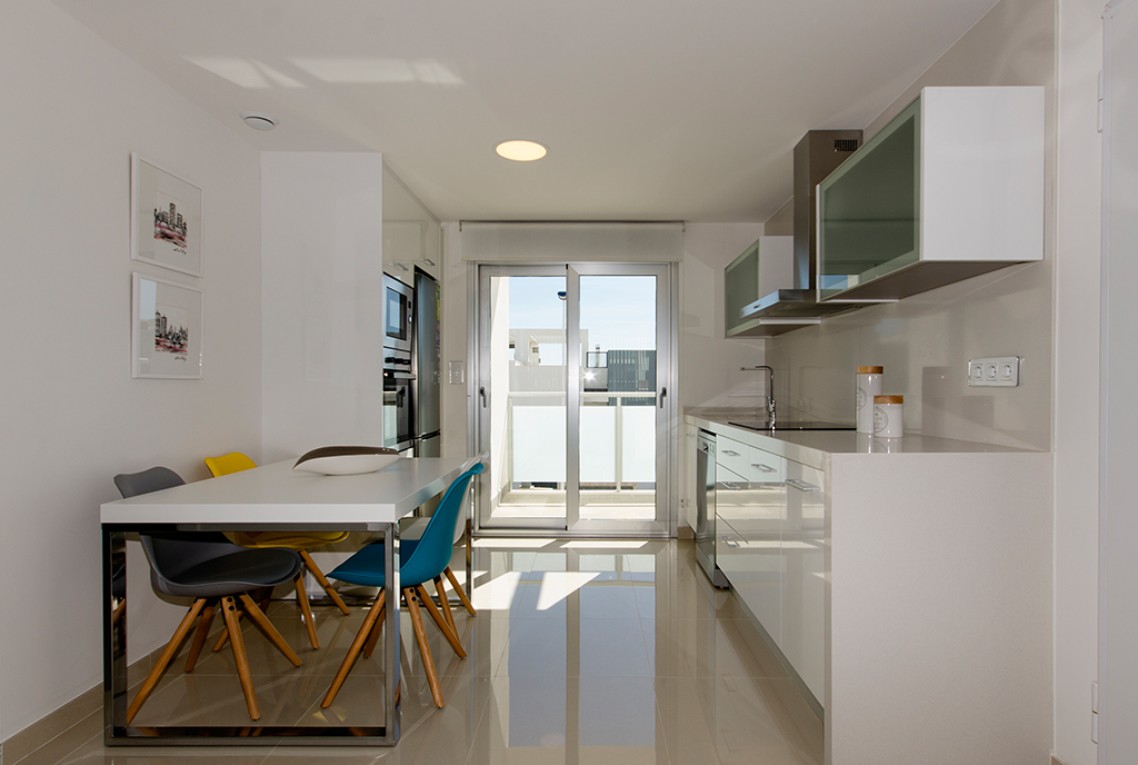 jadalnia oraz kuchnia w ekskluzywnym apartamencie na sprzedaż Torreviej (Hiszpania)