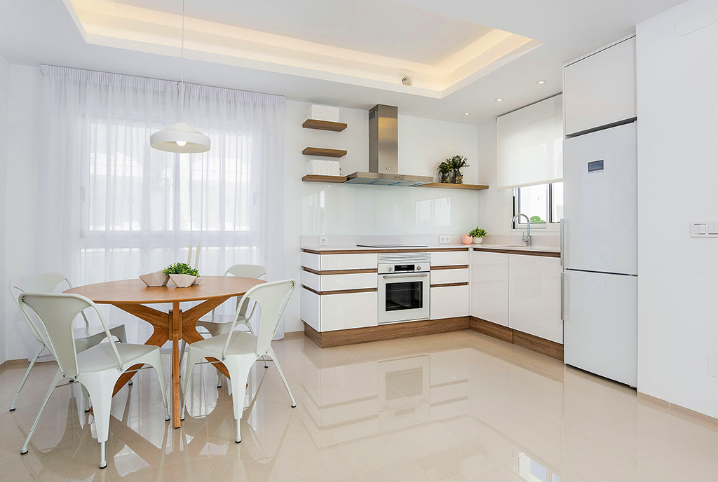 po lewej jadalnia, po prawej kuchnia w luksusowym apartamencie na sprzedaż Hiszpania (Ciudad Quesad)