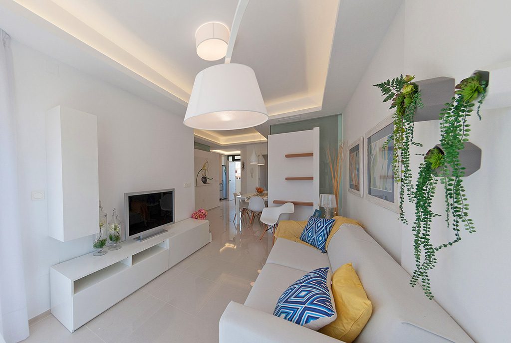 komfortowy salon w ekskluzywnym apartamencie do sprzedaży Hiszpania (La Zeni)
