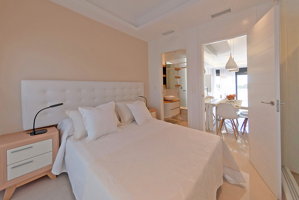 prywatna i zaciszna sypialnia w luksusowym apartamencie do sprzedaży Hiszpania (La Zeni)