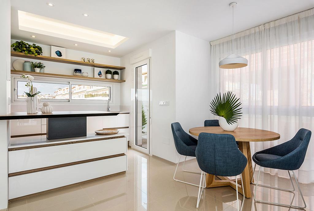 na pierwszym planie jadalnia, w oddali salon w ekskluzywnej willi do sprzedaży Hiszpania (Ciudad Quesad)