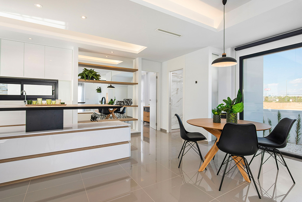 po prawej jadalnia, po lewej aneks kuchenny w ekskluzywnej rezydencji do sprzedaży Hiszpania (Ciudad Quesad)