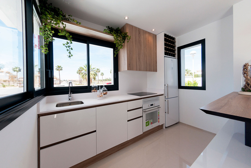 funkcjonalnie zabudowana kuchnia w ekskluzywnej willi na sprzedaż Hiszpania (Ciudad Quesad)