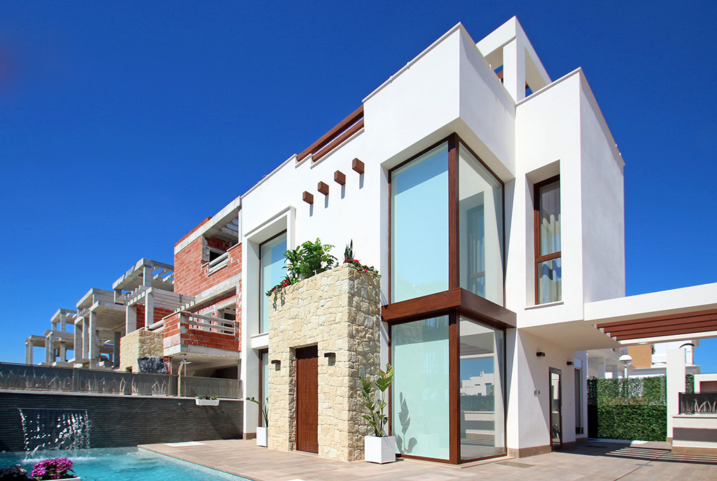 widok od strony basenu na ekskluzywną willę do sprzedaży Hiszpania (Mar Meno)