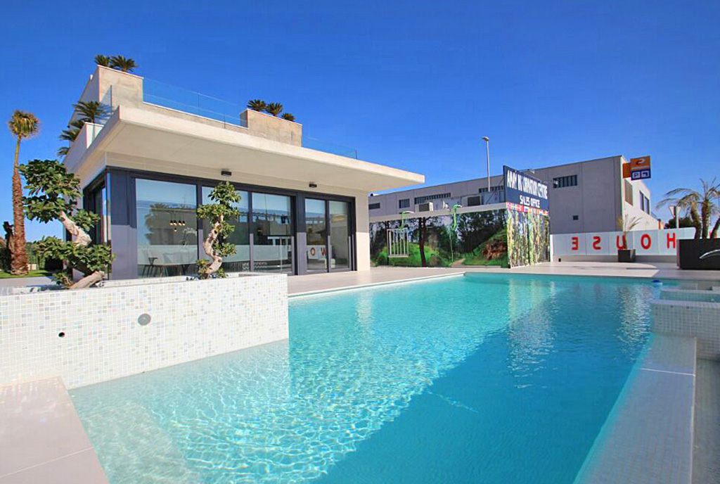 na zdjęciu basen przed luksusową willą na sprzedaż Hiszpania (San Miguel De Las Salina)