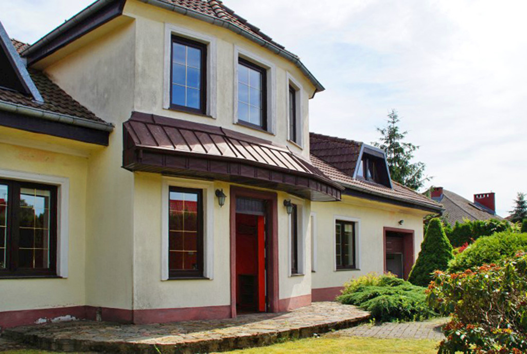 widok od strony ogrodu na ekskluzywną willę do sprzedaży Słupsk (okolice)