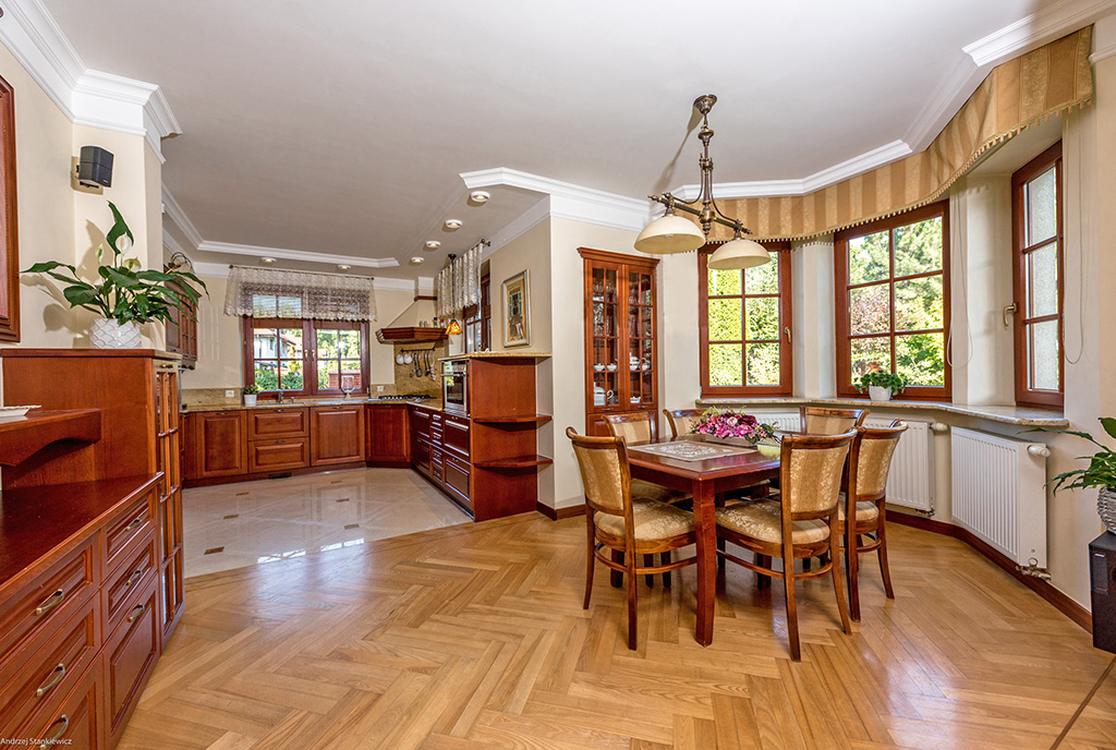 po prawej jadalnia, w oddali kuchnia w ekskluzywnej willi na sprzedaż Warszawa (okolice)